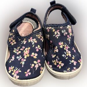 Toddler girls cutout shoes, size 5